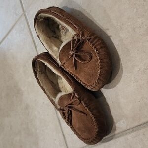 UGG Dakota Moccasins slippers, super comfy. Women’s size 6! Color chestnut